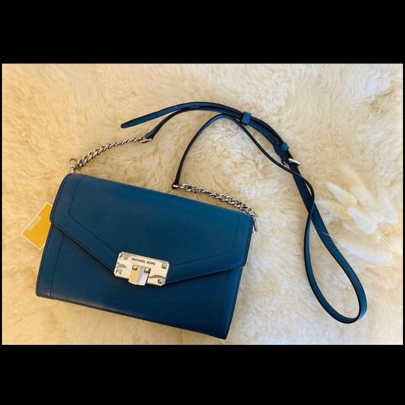 Brand New Michael Kors Kinsley Wallet on Chain / Crossbody in Blue - Picture 1 of 3